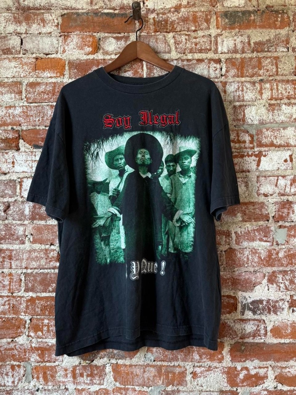 Vintage  Soy Ilegal Y Qué T-shirt size XL.